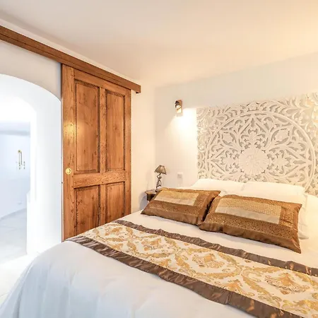 Semesterbostad Lovely In